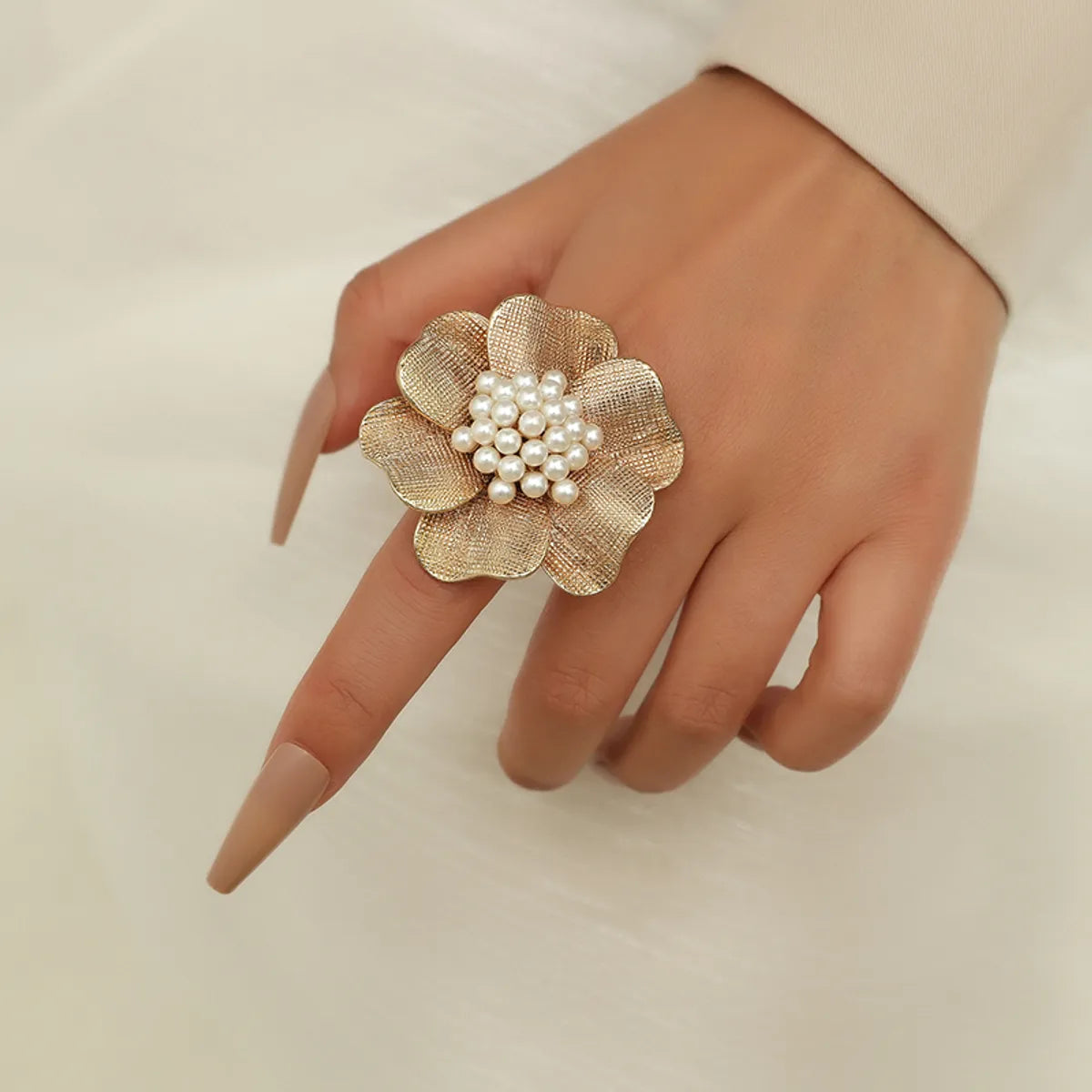 Trendy statement ring for women-Exaggerated Sweet Flower Alloy Inlay Pearl Women'S Rings